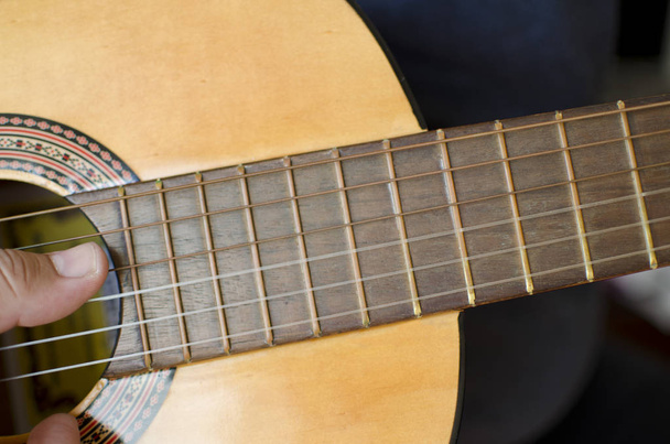een Spaanse gitaar spelen - Foto, afbeelding
