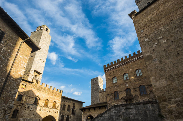 San Gimignano város Toszkánában Olaszország az ő ősi történelmi és csodálatos régi tornyok és épületek, nyaralás koncepció - Fotó, kép