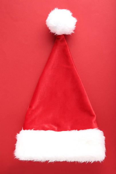 Weihnachtsmann Hut auf rotem Hintergrund - Foto, Bild