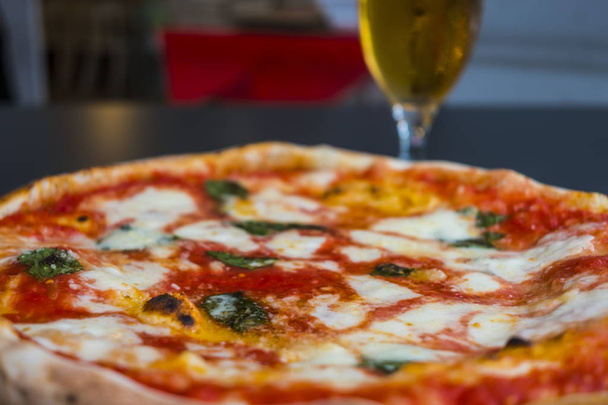 zár-megjelöl-ból forró pizza és sör üveg szeletelt - Fotó, kép