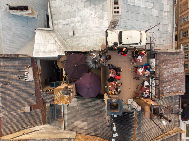 Café auf dem Dach des Gebäudes. Ungewöhnlicher Ort zum Essen - Foto, Bild