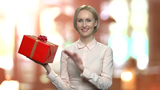 Zakelijke vrouw presenteren geschenkdoos. - Video
