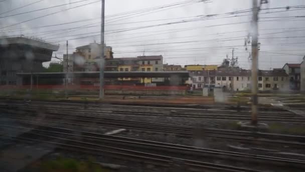 Nappali vonat oldalsó ablak pov panoráma 4k Olaszország - Felvétel, videó
