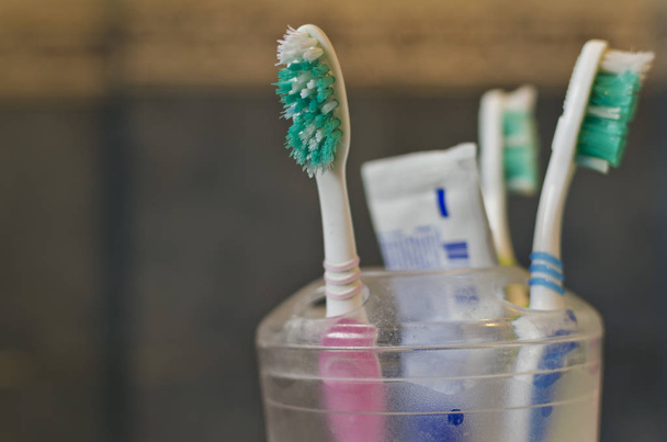 drie tandenborstels en tandpasta - Foto, afbeelding