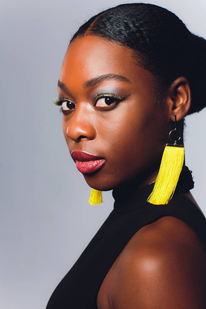 Close-up de mulher afro-americana bonita. isolado em branco
 - Foto, Imagem