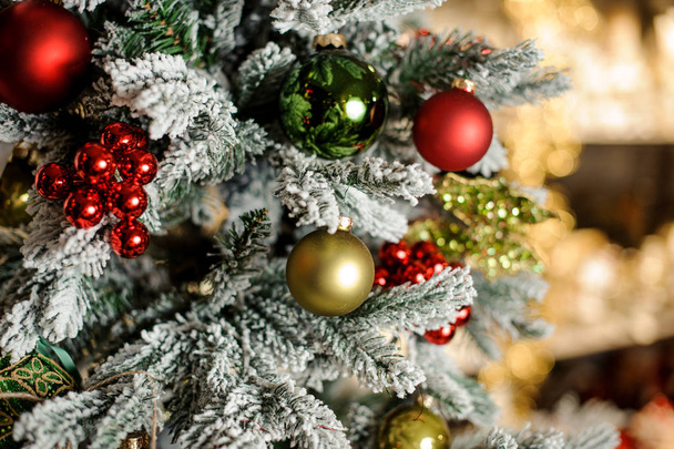 Background of fir tree with small red and green decoration - Foto, afbeelding