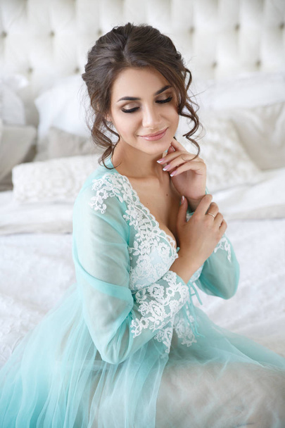 portrait of bride in delicate mauve dressing gown in boudoir - Foto, immagini