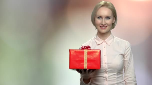 Portret van vrouw overhandigen geschenkdoos. - Video