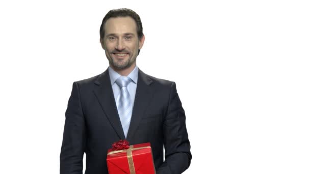 Portret van zakenman presenteren geschenkdoos. - Video