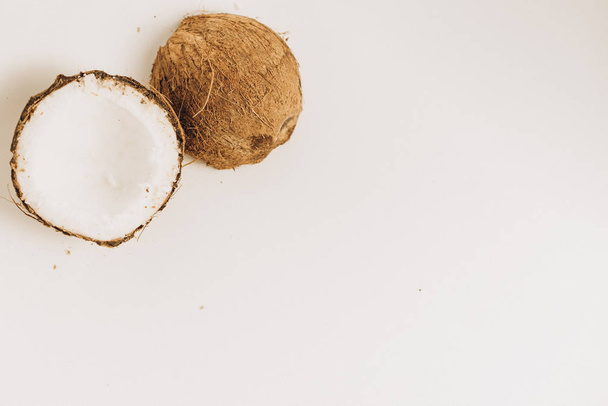 кокос ізольований на фоні
 - Фото, зображення