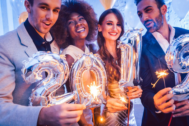 Férfiak és nők ünnepli az új évet 2019 - Fotó, kép