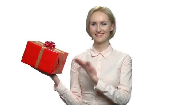 Usmívající se žena ukazuje červená dárková krabička. - Záběry, video