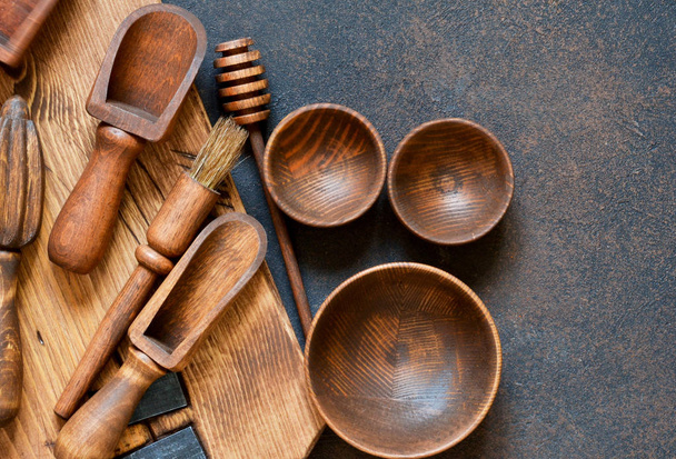 Wooden kitchen accessories: plate, rolling pin, board, spatula. - Foto, afbeelding