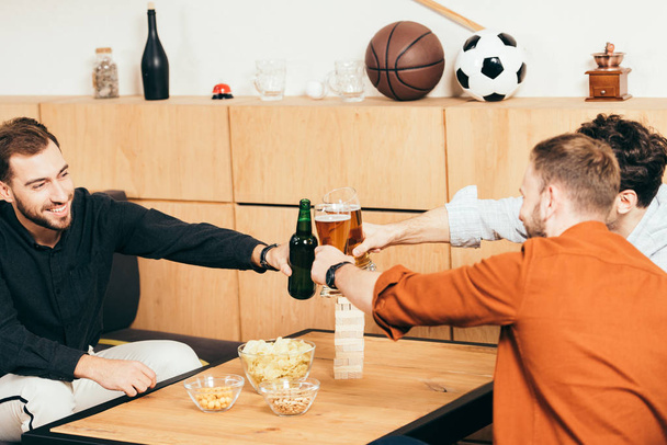 Freunde klappern Drinks, während sie sich im Café ausruhen - Foto, Bild