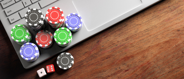 Pokerchips und Würfel auf Computer-Laptop, Holzhintergrund, Draufsicht, Kopierraum. 3D-Illustration - Foto, Bild
