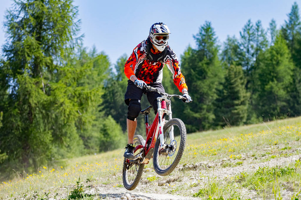 Schwerkraft-Biker in den Alpen - Foto, Bild