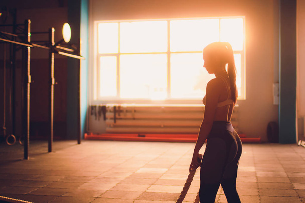красива атлетична жінка, що працює з мотузками бокс спортзал копіспазм впевненість мотивація спорт спосіб життя хобі здорове потужне тренування жіночності
. - Фото, зображення