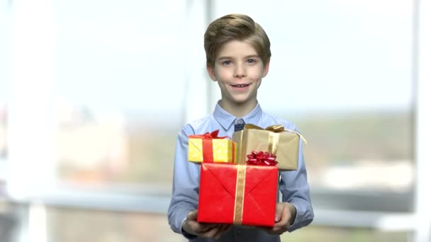 Mooie jongen met verjaardag geschenkdozen. - Video