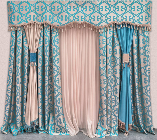 Rideaux de tissu dense avec des ornements bleus, le pelmet, et le tulle. Décoration de l'intérieur du salon dans le style classique, palais
.     - Photo, image