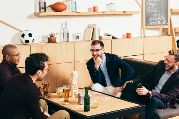 souriants collègues d'affaires multiculturels passer du temps ensemble dans un café
 - Photo, image