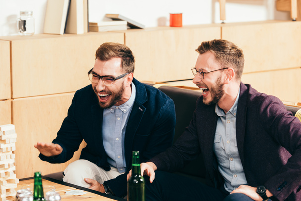 retrato de hombres de negocios felices riendo mientras descansan en la cafetería
 - Foto, Imagen