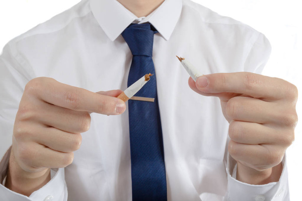 junger Erwachsener in Bürokleidung mit kaputter Zigarette - Foto, Bild