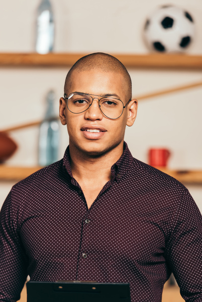 afro-amerikai üzletember, a szemüvegek látszó-on fényképezőgép kávézóban portréja - Fotó, kép