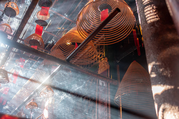 Jésus Lumière et les encens suspendus à l'intérieur du Temple Man Mo à Hong Kong
 - Photo, image