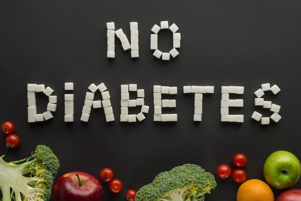 "sin letras de diabetes hechas de terrones de azúcar entre frutas y verduras en negro
 - Foto, Imagen