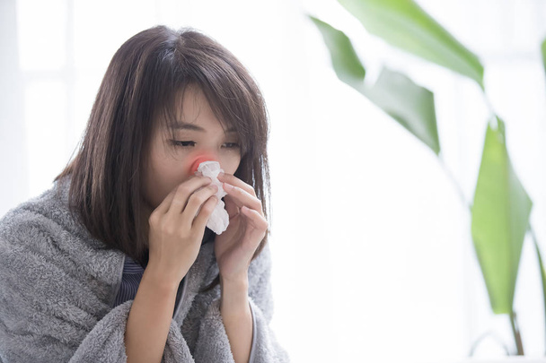 woman sick and sneeze with tissue paper at home - Foto, immagini