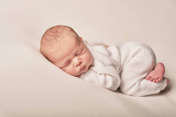 новорожденный ребенок на светлом фоне
 - Фото, изображение