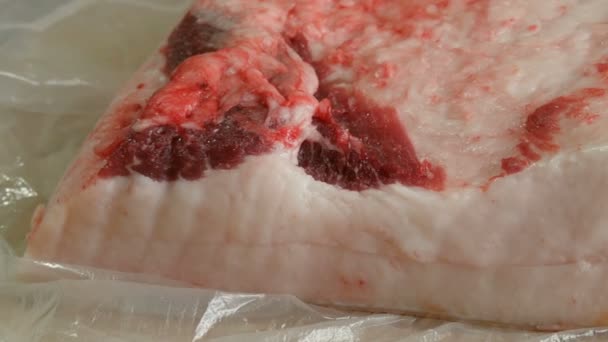 Gran pedazo de carne de cerdo fresca y grasa de cerca
 - Metraje, vídeo