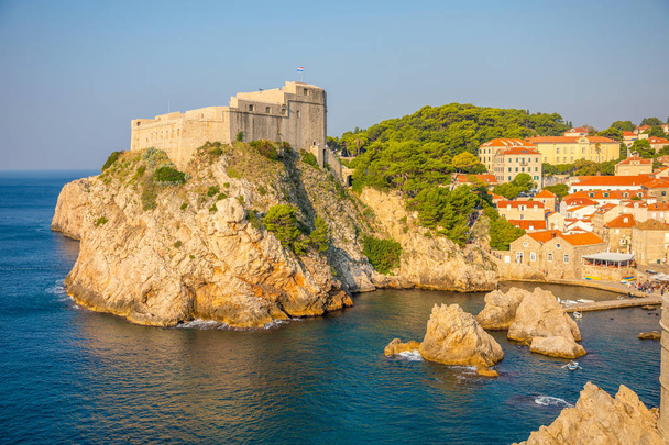 Lovrijenac Fort pohjoisen sataman sisäänkäynnin vanhan kaupungin muureilta Dubrovnikissa, Kroatiassa
 - Valokuva, kuva