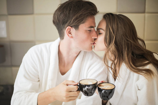 couple kissing each other in the morning - Foto, Bild
