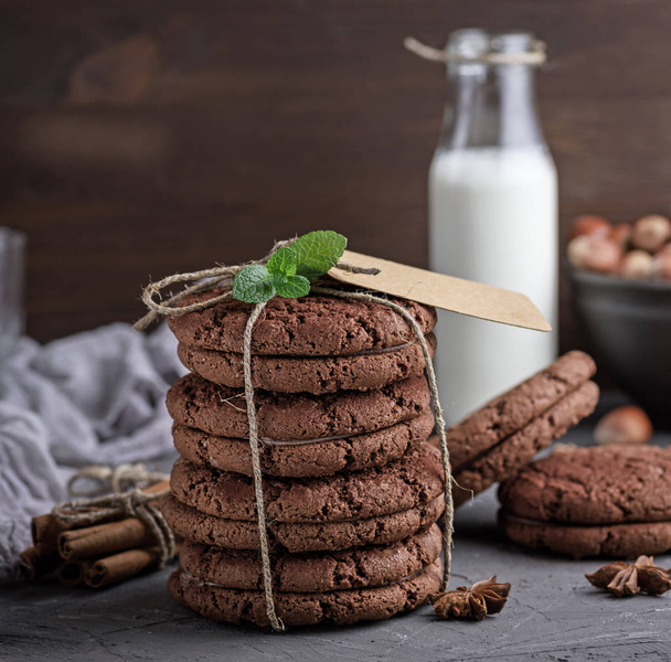 stack of chocolate chip cookies tied with a rope  - Фото, зображення