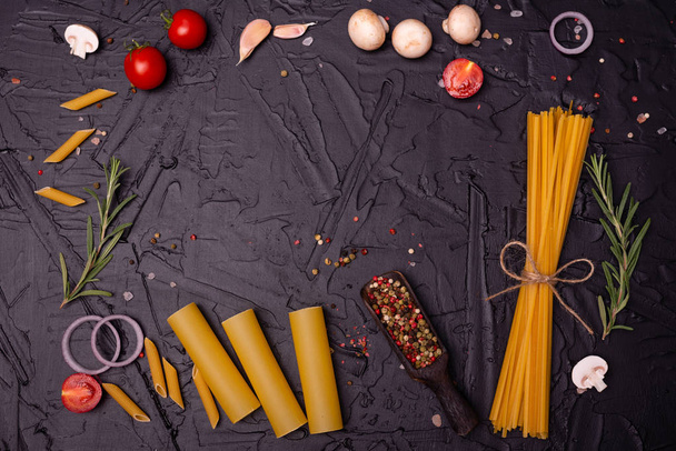 Voedsel, Pasta, Macaroni, Spaghetti. Samenstelling van de pasta die kan worden gebruikt als achtergrond - Foto, afbeelding