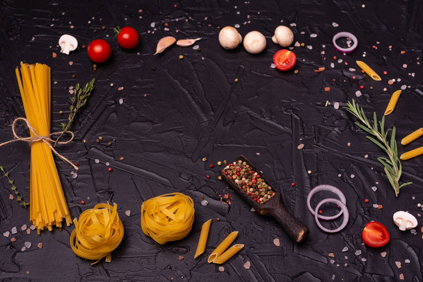 Comida, macarrones, pasta, espaguetis. Composición a partir de pasta que puede utilizarse como fondo
 - Foto, Imagen