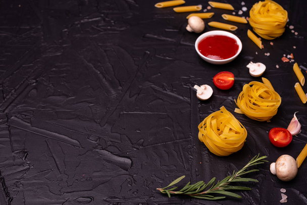 Comida, macarrão, macarrão, esparguete. Composição a partir de massas alimentícias que podem ser utilizadas como fundo
 - Foto, Imagem