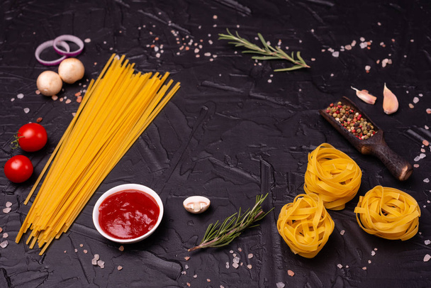 Essen, Makkaroni, Nudeln, Spaghetti. Zusammensetzung aus Pasta, die als Hintergrund verwendet werden kann - Foto, Bild