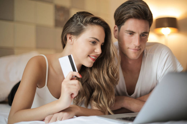young couple buying on internet - Фото, изображение