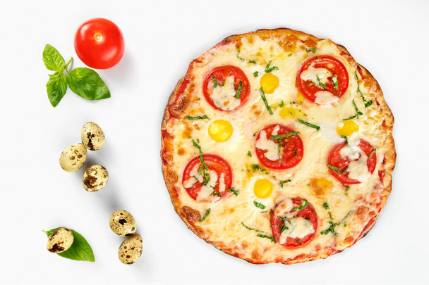 Pizza caprese vista superior sobre fondo blanco
 - Foto, Imagen