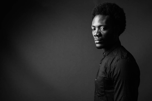 Siyah beyaz portre yakışıklı Afrikalı adamın - Fotoğraf, Görsel