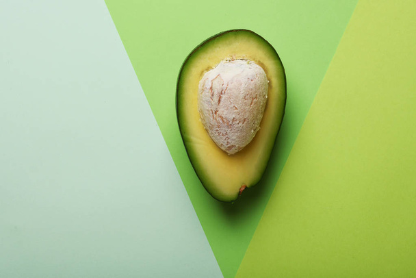Авокадо половинки на зеленый
  - Фото, изображение