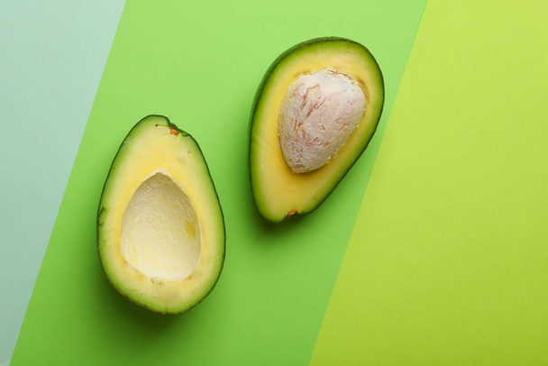 Avocado halves on green  - Valokuva, kuva