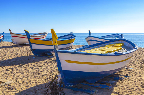 Rybářské čluny Odpočívej na zlaté písečné pláži s výhledem na modré moře. - Fotografie, Obrázek