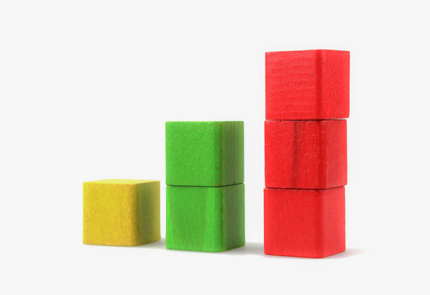 Renkli Ahşap Bina Blokları Oyuncakları Beyazın Üzerinde İzole Edildi - Fotoğraf, Görsel