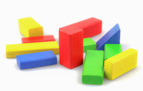 Барвисті дерев'яні будівельні блоки іграшки ізольовані на білому
 - Фото, зображення