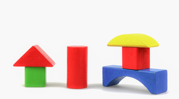 Kleurrijke houten bouwstenen speelgoed geïsoleerd op wit - Foto, afbeelding