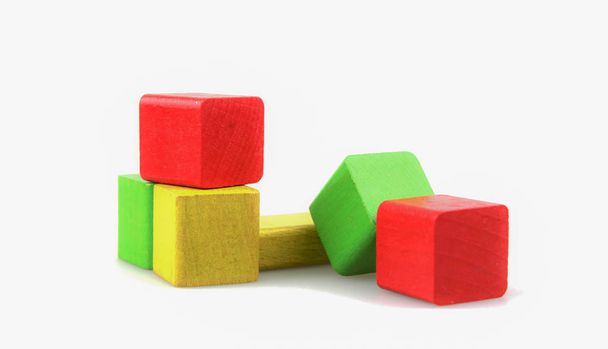 Brinquedos coloridos dos dos blocos de construção de madeira isolados no branco - Foto, Imagem
