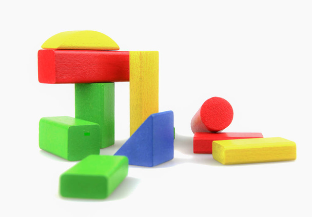 Bloques de construcción de madera coloridos juguetes aislados en blanco - Foto, Imagen